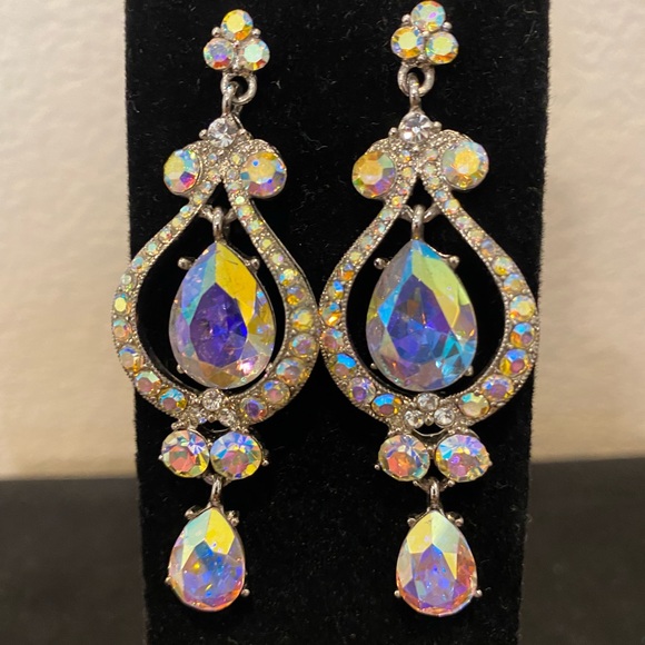 IRIDESCENT MULTI-COLOR CRYSTAL CHANDELIER EARRINGS & 2- BRACELET SET - Picture 4 of 8